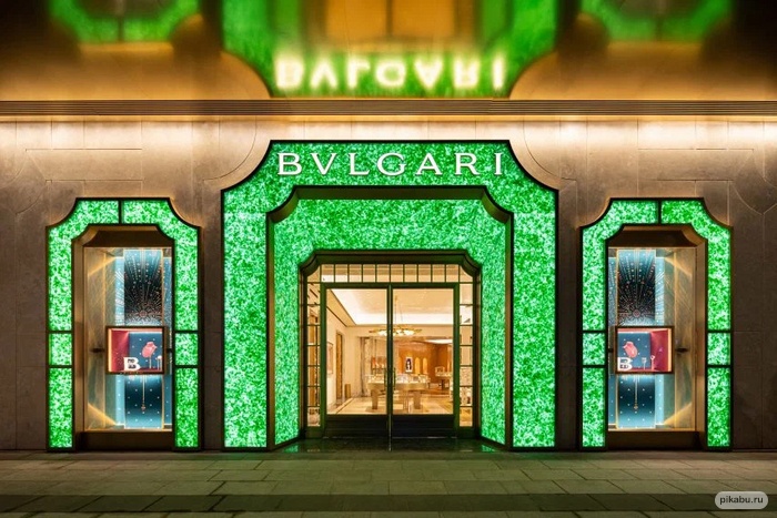 Фасад магазина Bulgari  украсило нефритовое панно из переработанных бутылок⁠⁠