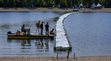 Экоактивисты из Сербии построили понтонный мост из пластика