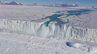 Антарктида покрылась ручьями и водопадами