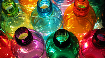 В России намерены ввести запрет на цветные пластиковые бутылки