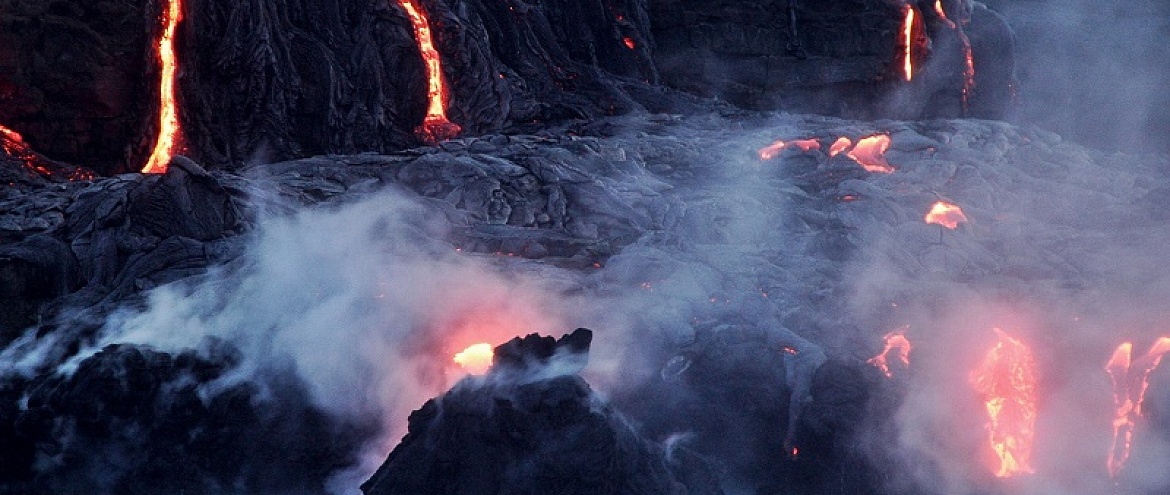 Потоки лавы текут через Гавайи