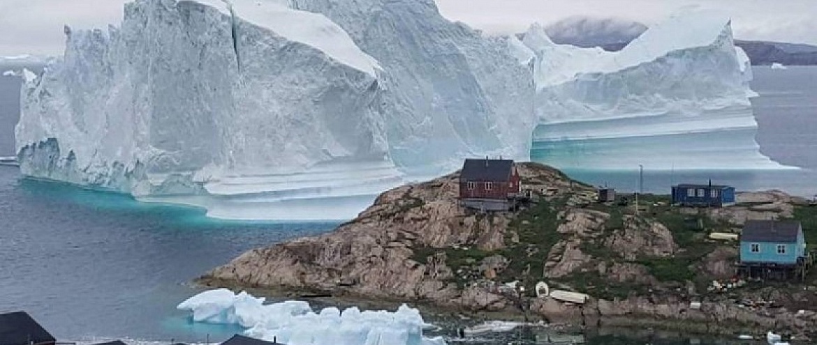 Огромный айсберг дрейфует у берегов Гренландии