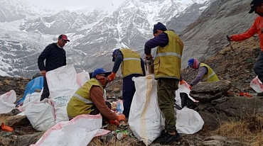 На Эвересте собрали больше 35 тонн отходов