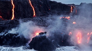 Потоки лавы текут через Гавайи