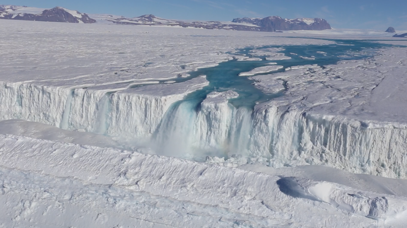 Антарктида покрылась ручьями и водопадами