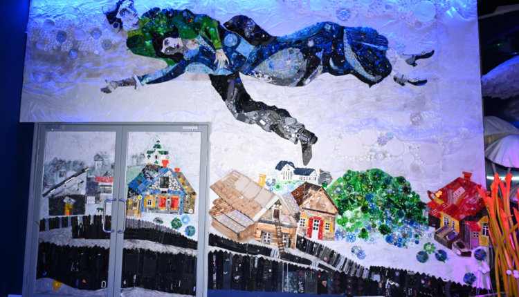 На выставке-форуме «Россия» из пластиковых отходов воссоздали картину Марка Шагала