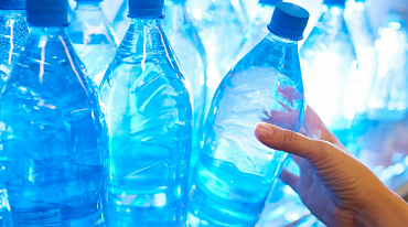 Вода в бутылках содержит в 100 раз больше частиц пластика, чем считалось ранее