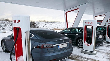 Tesla вводит плату за стоянку электромобилей на станциях быстрой зарядки