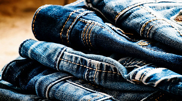 Джинсы и футболки назвали экологически вредной одеждой