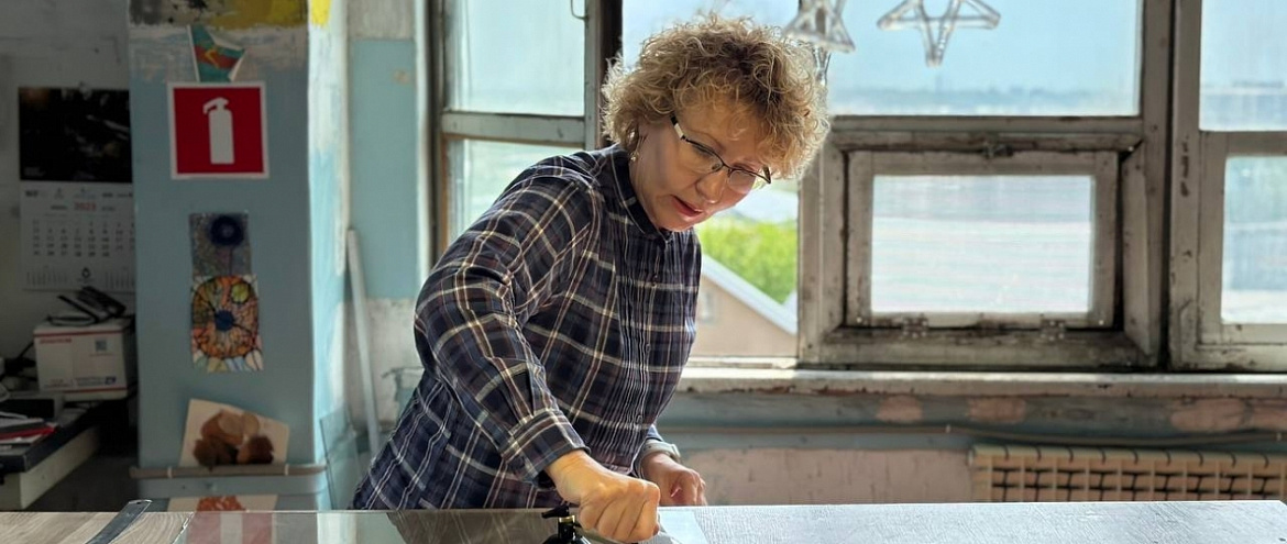 Жительница Ангарска создает посуду из ненужного стекла