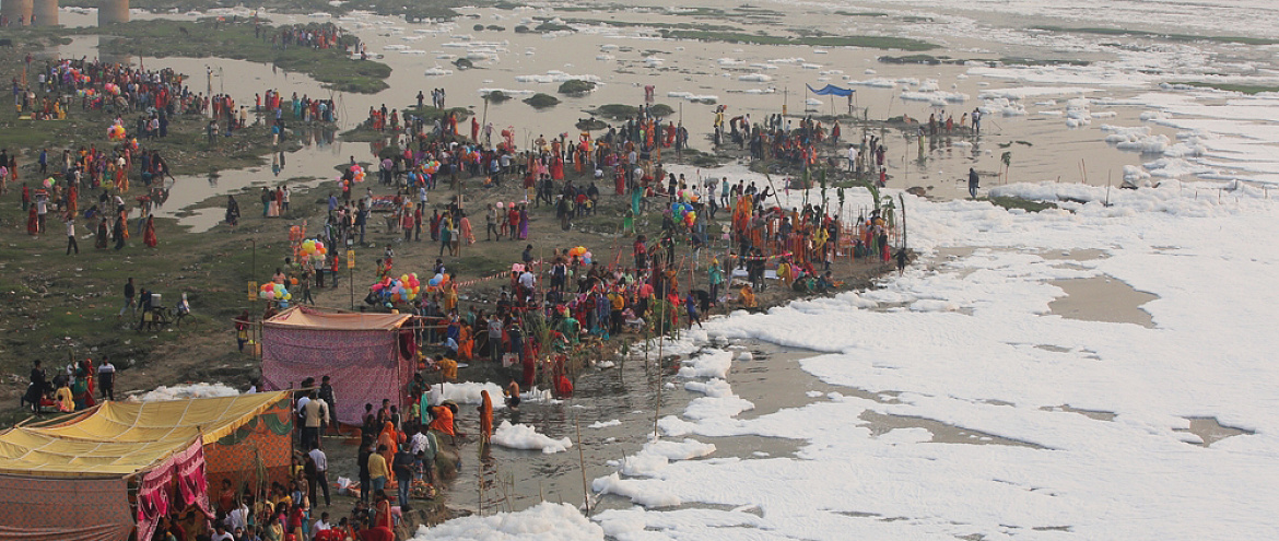 В Индии священная река Ямуна покрылась токсичной белой пеной