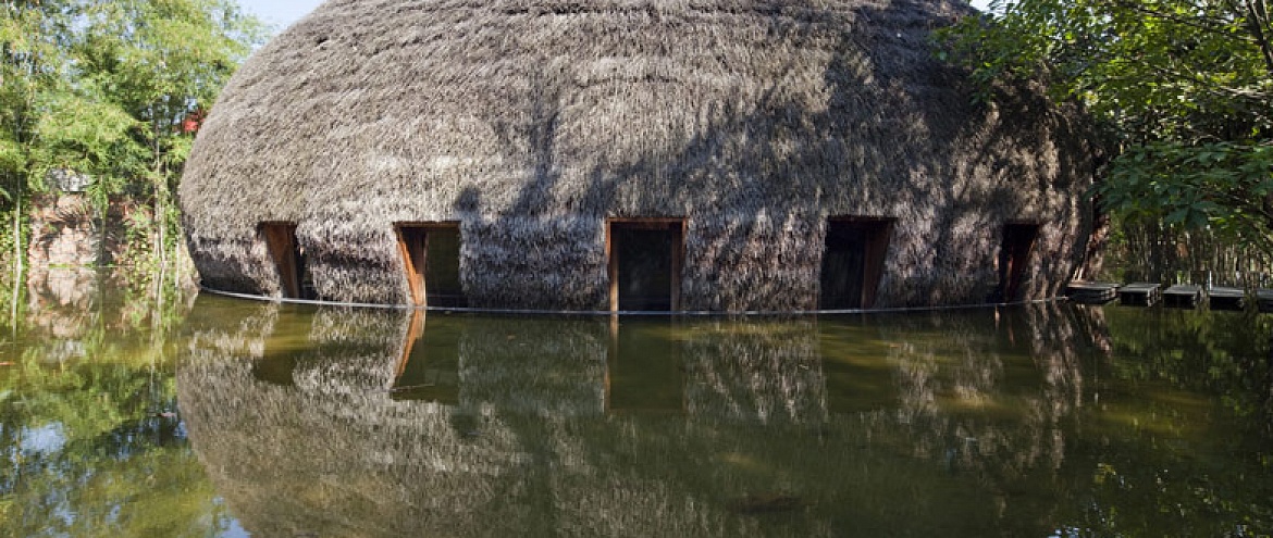 Здание из бамбука построено в гармонии с природой